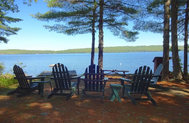 Charming old-fashioned waterfront cottage on Panther Pond. Pet-friendly!