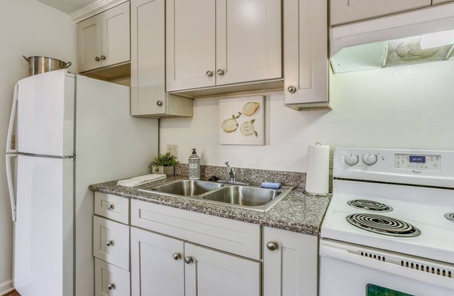 Sunlit Fresno Apartment: 4 Mi to Old Town Clovis!