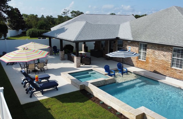Pet Friendly, Outdoor Living, Heatable Pool & Spa, Walk To Beach