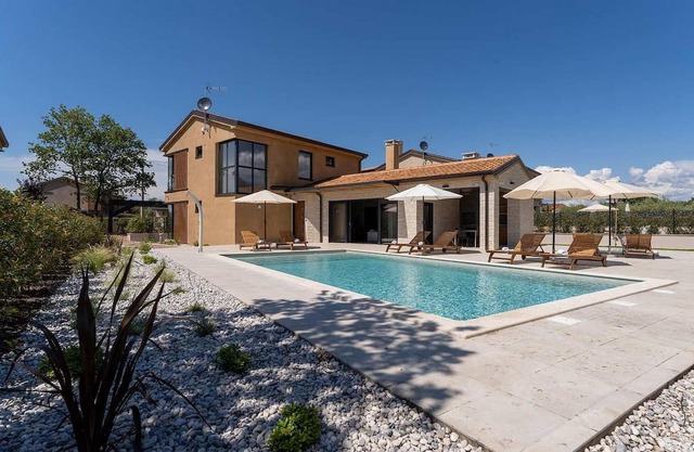 Villa Pedena, modern villa for 8 guests with pool and wellness only 6 km from the town of Porec and