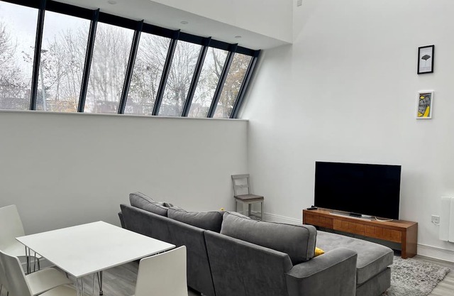 Pass the Keys | Stylish Unique 2 Bed Duplex Apartment with Parking