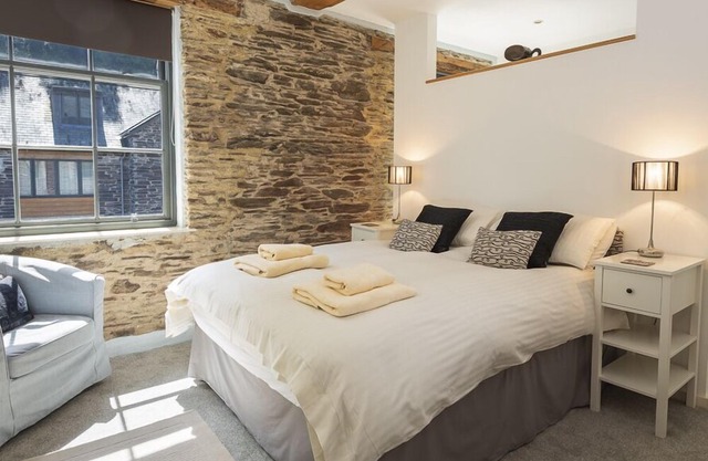 8 The Pottery, DARTMOUTH