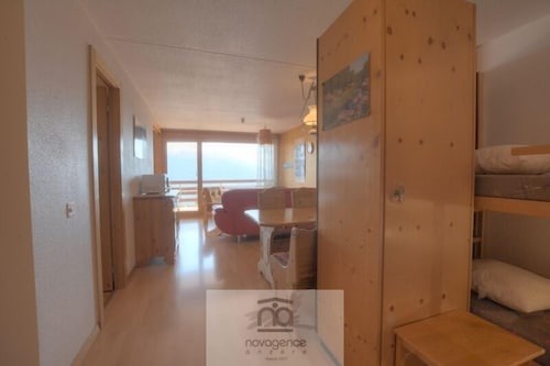 Apartment with entrance corridor with 1 bunk beds, 1 bedroom with 2 single beds is separated from th