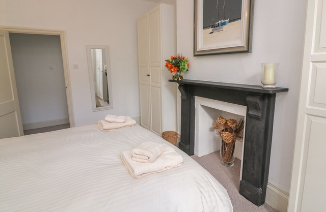 1 North Crest House, SALCOMBE