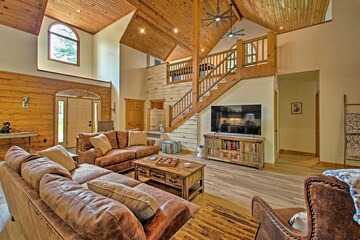 Luxe Hot Springs Cabin on Pond w/ Game Room!