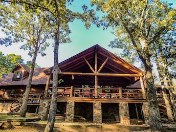 Greers Ferry Lakefront Lodge on 5.5 Acres, Sleeps 18!