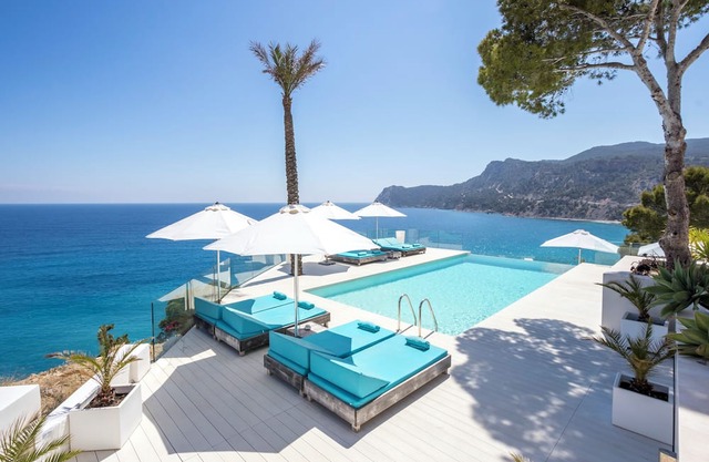 TREMENDOUS HOUSE " PEARL" IN THE BEST AERA OF IBIZA ON THE FRONT LINE OF SEA