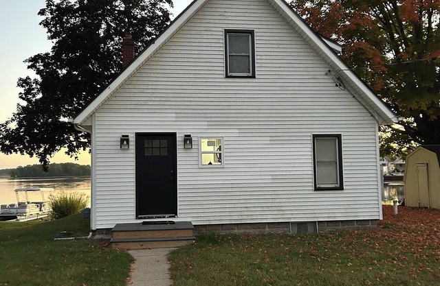 3-bedroom Lake Front home in lovely Michigan Center with AC