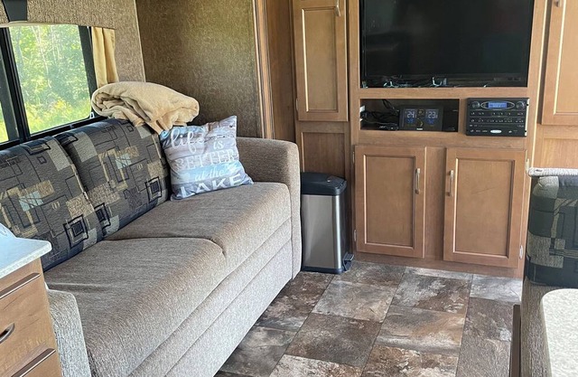 Living the Lake Life 2 Bedroom Camper at Rough River Lake