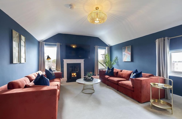 Stunning 4 Bed Top Floor Apartment Close to Town