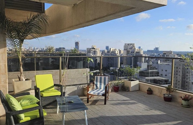 Spacious & Luxurious 5BR in Holon w/AC, Wi-Fi, Veranda, Parking, Near Tel Aviv