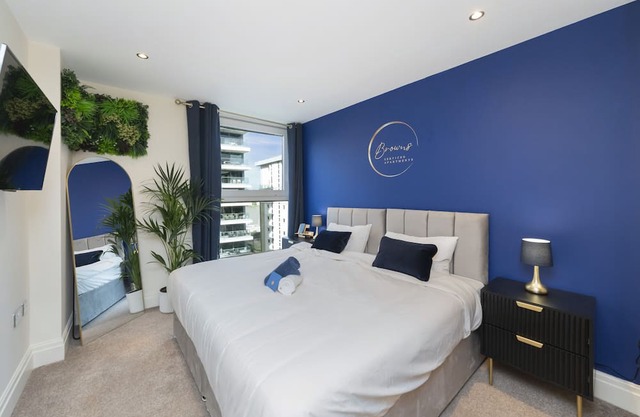 Luxury 2BR/2BA Chelsea Retreat with Stunning Thames View & Cinema Room