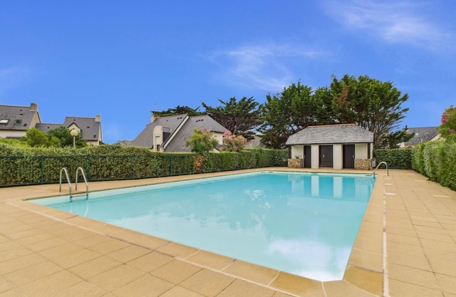 House with sea view, shared pool and garden