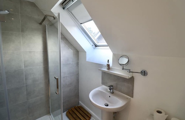 Spacious 4-Bed Home in Bracknell