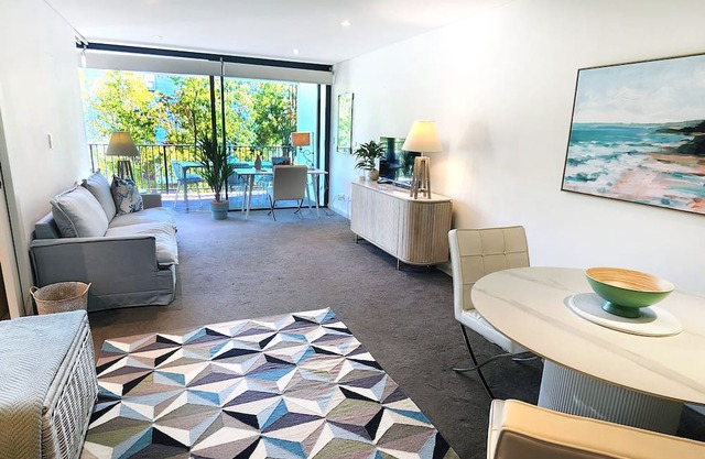 Sunlit & Peaceful Contemporary Apartment