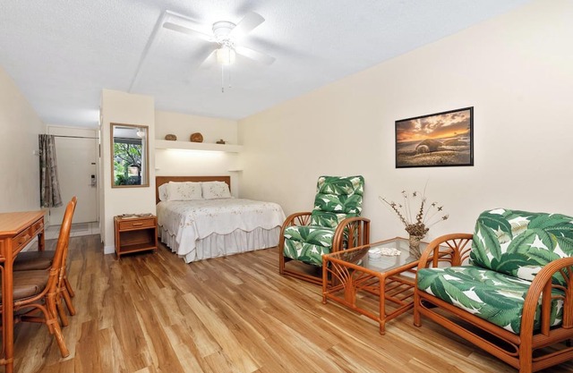 Studio Condo in town and across from the Ocean with a Pool