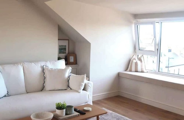 Bright Coastal Retreat – Stunning Sea Views