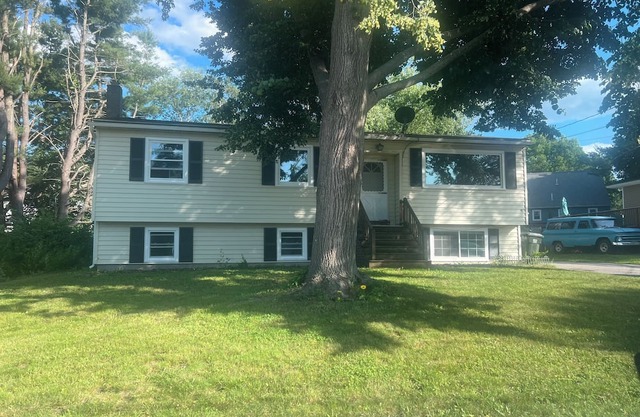 Charming 3-bedroom apartment in South Portland, close to downtown.