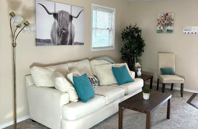 Peaceful, Cozy 2-bedroom home in Lansing