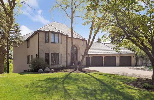 Spacious 5-bedroom house with fitness room and AC in beautiful Eden Prairie