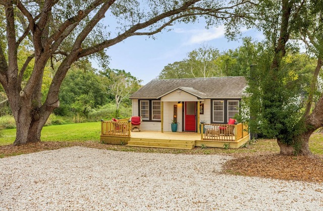 Enchanting cottage with AC in Palm Harbor - 2 bedrooms, 1 bathroom & hot tub