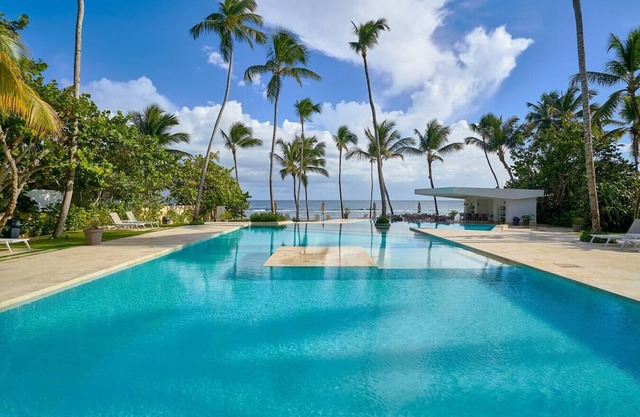 Sunset Caribbean Beachfront Gataway