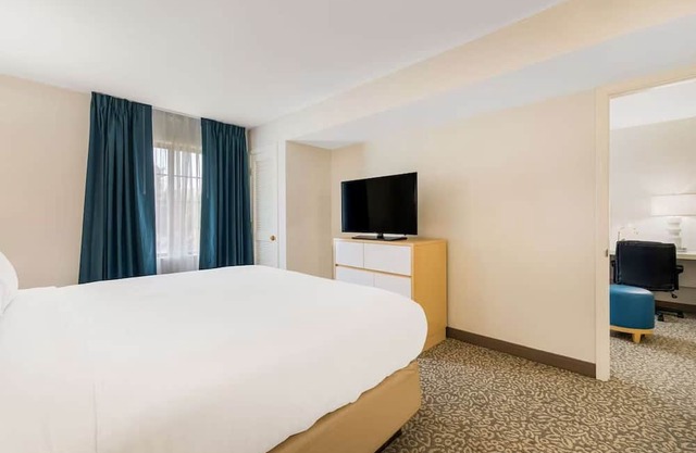 4 Bright Suites with Kitchen Near Arrowood Business District – for Work Stays