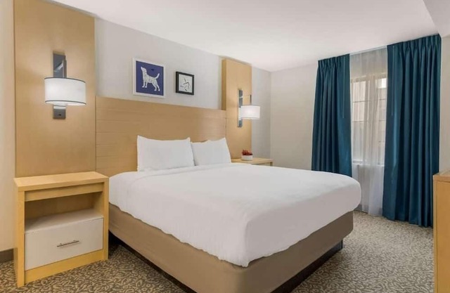 4 Pet-Friendly Suites with Kitchen and Free Breakfast Close to Attractions