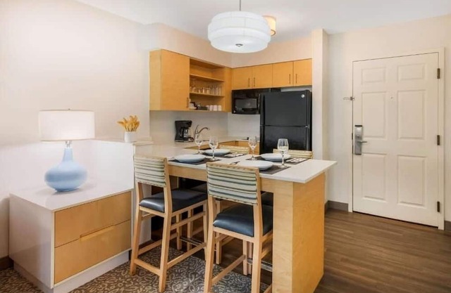 3 Quiet Suites Ideal for Business Stays or Getaways Close to Major Attractions