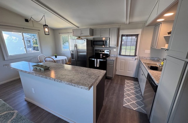 Newly Renovated 3-bedroom House in Solon