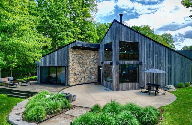 Lakeside Chalet w/Private Deck, Wood Stove & Scenic Trails in Ohio Wine Country