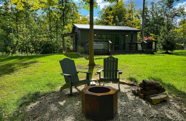 Rustic-Chic Woodside Cabin w/Hot Tub & Private Deck on 450-Acre Ohio Retreat