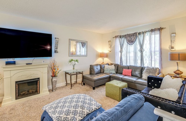 7 Mi to National Harbor: Pet-Friendly Family Home