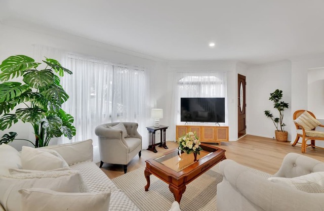 Homely 3-Bed Townhouse with Pool & Gym Access