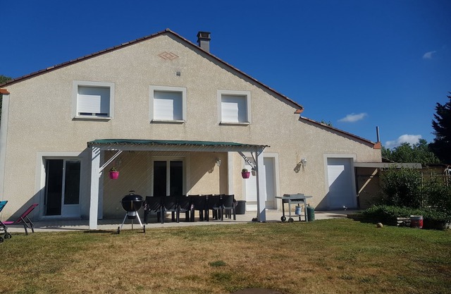 Large house on the gascony hillsides in layrac