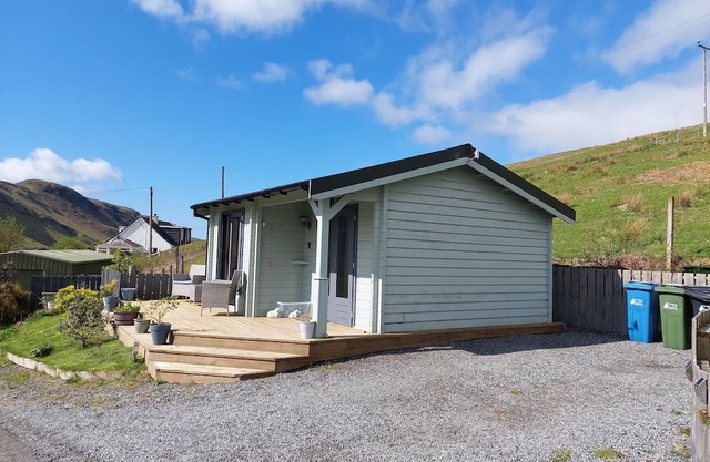 CROFTERS CABIN, centrally located, modern & cosy cabin on the Isle of Skye