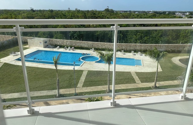 Chic 1-bedroom condo Pool, Balcony & Tropical Vibes.