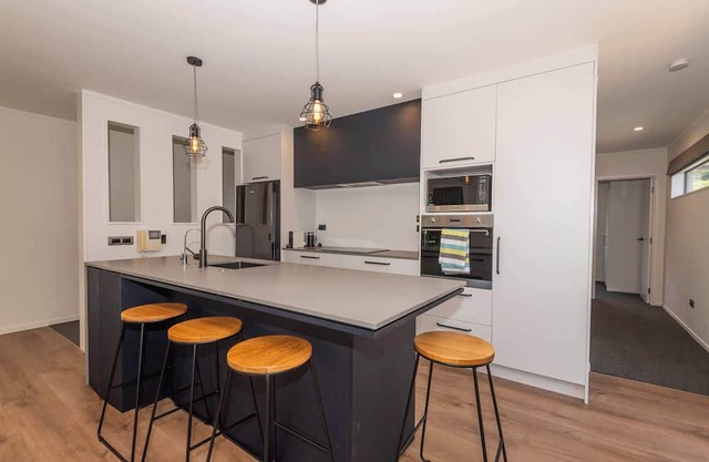 Twin Apartments - Walk to Forest with Spa Pools
