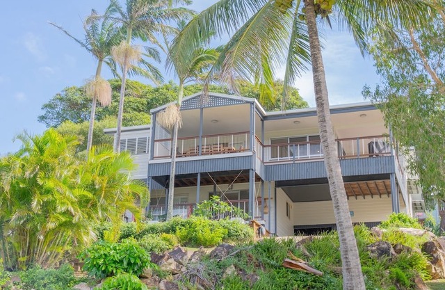 Comfortable beachhouse, 4 bedroom family home. Walk to beach, hotel, cafes
