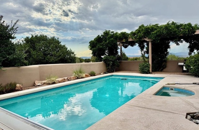 NEW LISTING - Bramasole - Mountain views, Pool, Hot Tub, 15 minutes to town.