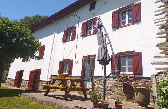 Renovated farmhouse - sleeps 4 to 7