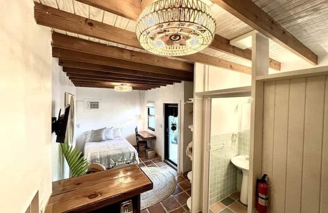 Charming 1-bedroom cottage in lovely Miami with AC, TROPICAL FOOD FOREST GARDEN