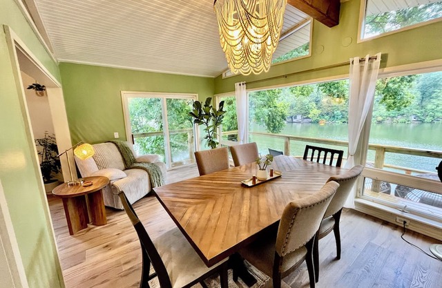 Dreamy Days Lake Front Cabin, on the water/on the trails!