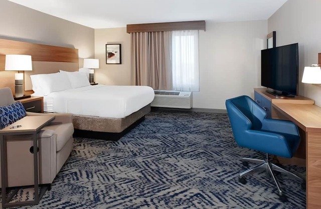 Enjoy Restful Sleep at Elegant Suite with Kitchen Near CJ Barrymore Amusement