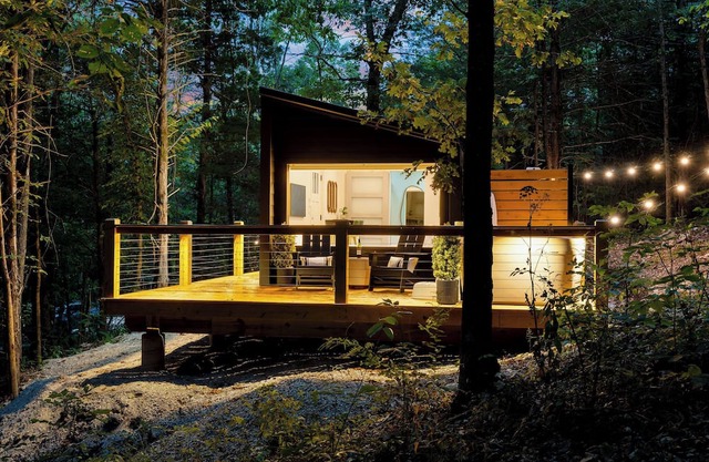 Romantic retreat in the woods with hot tub!