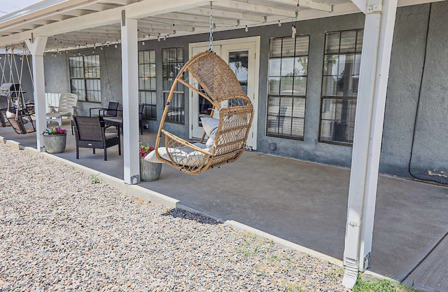 Comfy 3-bedroom home with massage chair and arcade right off freeway