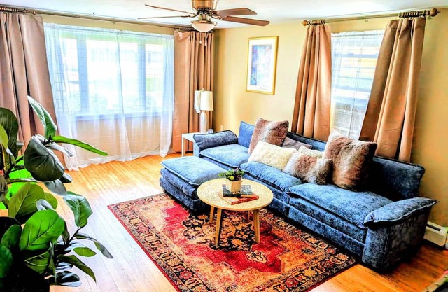 Hartford Professional Retreat - 2BR+Office, Private Yard, Near Major Hospitals