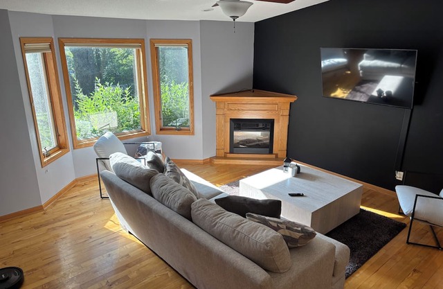 Spacious 5BR Getaway, Hot Tub + Cozy Vibes All Year Round