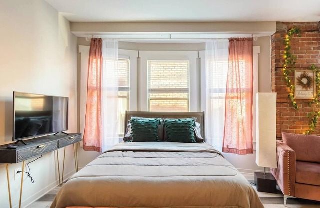 ~Walking distance Midtown/DMC~ Long stays welcome!