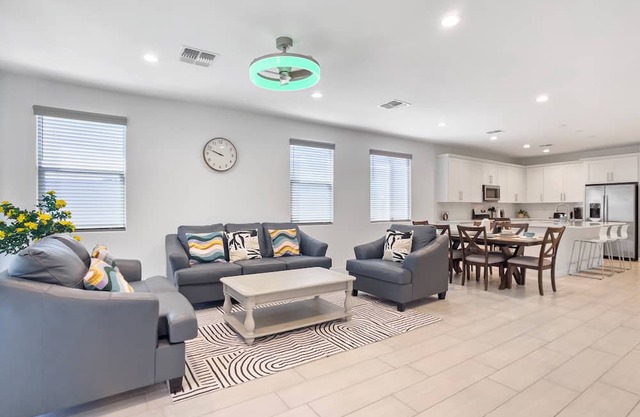 4-bedroom house in charming Phoenix with Tesla EV Charger